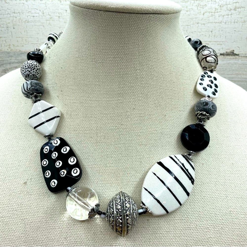 Beautiful Unsigned Silver Tone Black White Acrylic Beaded Single Strand Necklace